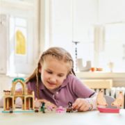 Obrázek Glinda, Elphaba a Nessarose na Shiz univerzitě