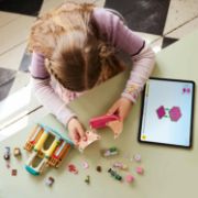 Obrázek Glinda, Elphaba a Nessarose na Shiz univerzitě