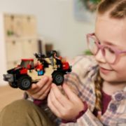 Obrázek Únik před raptorem v terénním autě