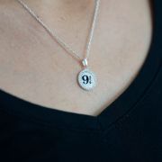 Obrázek Stříbrný náhrdelník Harry Potter - Nástupiště 9 a 3/4 s krystaly